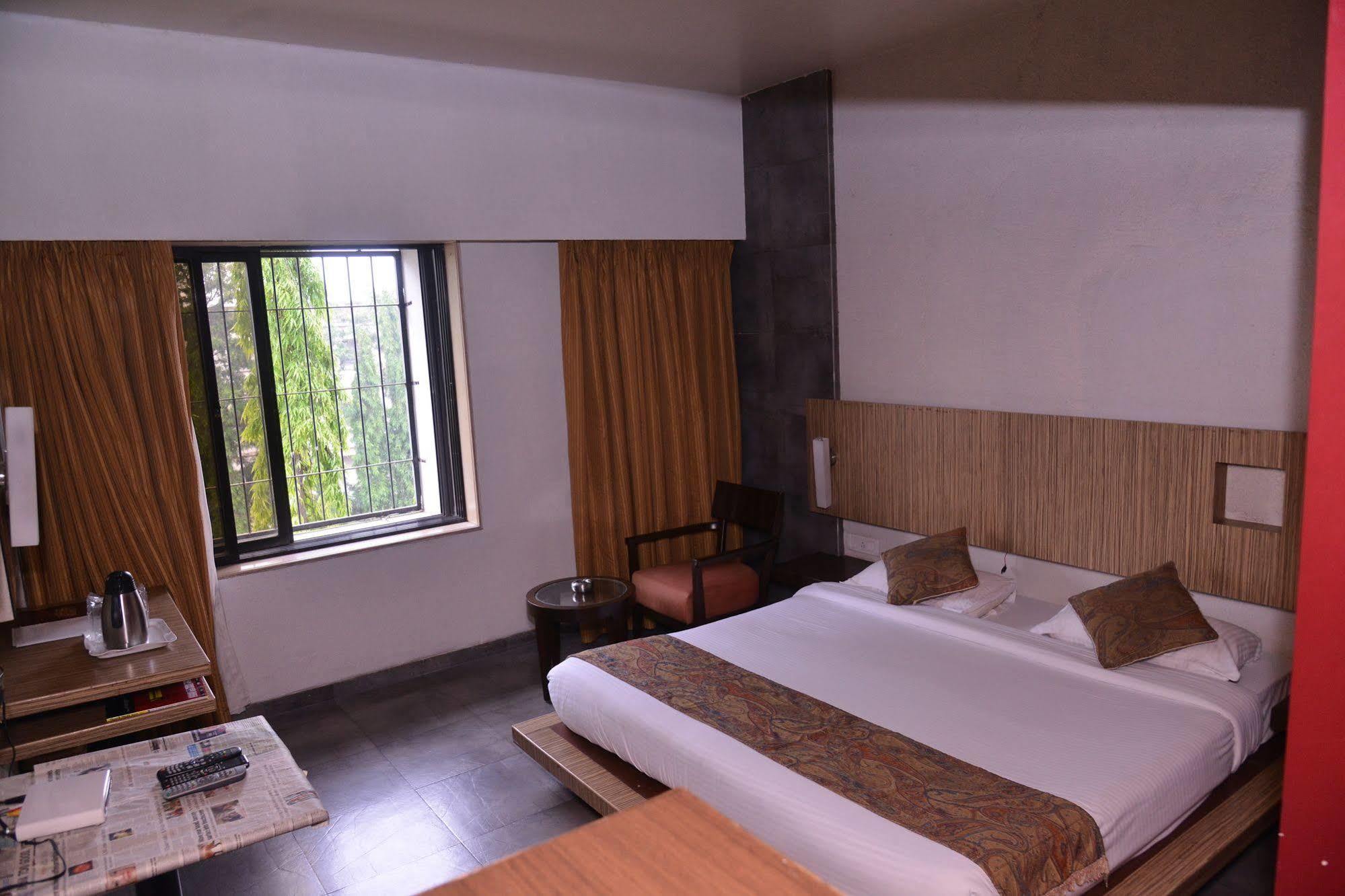 Hotel Sai Palace Нашик Екстериор снимка