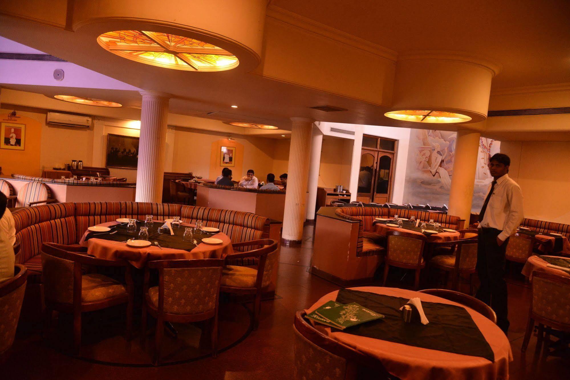 Hotel Sai Palace Нашик Екстериор снимка